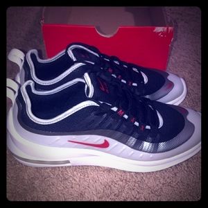 Nike Air Max Axis *New Never Worn*
